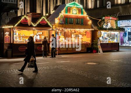 Adventwochenende in der Düsseldorfer Altstadt nach der Absperrung Die Coronakrise - kleiner Weihnachtsmarkt im Karschhaus Stockfoto