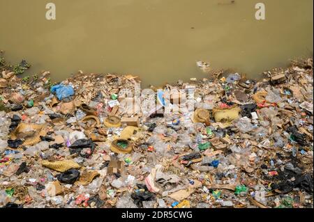 Plastikmüll entlang des Flusses iKoPA, Mandroseza, Antananarivo, Madagaskar Stockfoto