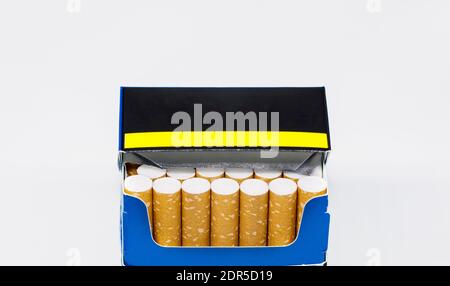 Gruppe von Zigaretten in einem offenen blauen Paket isoliert auf einem weißen Hintergrund. Ungesunde sucht. Krebsprävention Stockfoto