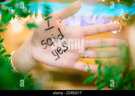 Gerade verlobt Mädchen zeigt ihre Hand geschrieben, dass sie sagte ja Stockfoto