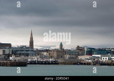 Dun Laoghaire Stadt, Bucht, mit verschneiten Hügeln im Hintergrund Irland, Europa Stockfoto