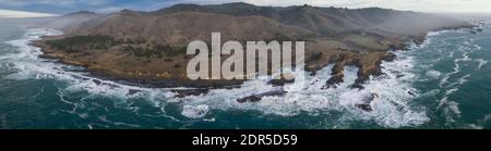 Das kalte, nährstoffreiche Wasser des Pazifischen Ozeans schlägt gegen die felsige und unglaublich malerische Küste Nordkaliforniens in Mendocino. Stockfoto