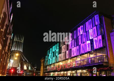 Liverpool Hope Street bei Nacht mit dem Everyman Theater und Die Metropolitan Cathedral Stockfoto