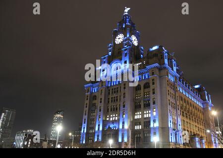 Liver Building bei Nacht, Pier Head, Liverpool, Großbritannien Stockfoto