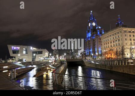Liverpool Pier Head Bei Nacht Stockfoto