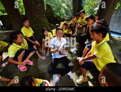 (201220) -- PEKING, 20. Dezember 2020 (Xinhua) -- Freiwilliger Lehrer Wen Changhao gibt eine Lektion über Wissenschaft und Technologie für lokale Kinder im Dorf Wuying Miao im Autonomen Bezirk Rongshui Miao, südchinesische Guangxi Zhuang Autonome Region, 28. Juli 2020. Insgesamt acht postgraduierte Studenten der Northwestern Polytechnical University haben sich seit September 2019 freiwillig in Rongshui County gemeldet, um hier zu lehren. China hat bei der Armutsbekämpfung große Erfolge erzielt, die die Welt beeindruckt haben, und fast 100 Millionen Menschen wurden aus der Armut befreit. (Xinhua/Huang Xiaobang) Stockfoto