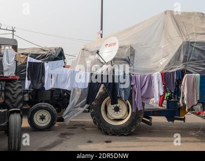 Bauern trocknen ihre Kleidung auf dem Traktor während der Proteste an der Grenze zu delhi. Stockfoto