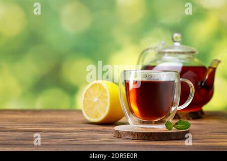Tee in Teekanne und Tasse Stockfoto
