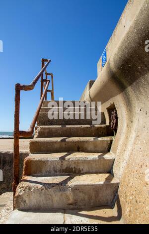 Steinstufen an der Meeresmauer, Walton an der Naze, England Stockfoto