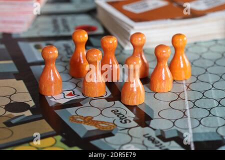 UK - Escape from Colditz Brettspiel aus den 1970er Jahren. Orange Spielsteine. Stockfoto