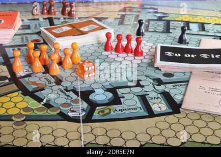 UK - Escape from Colditz Brettspiel aus den 1970er Jahren. Orange, rot und schwarz Spielsteine. Stockfoto