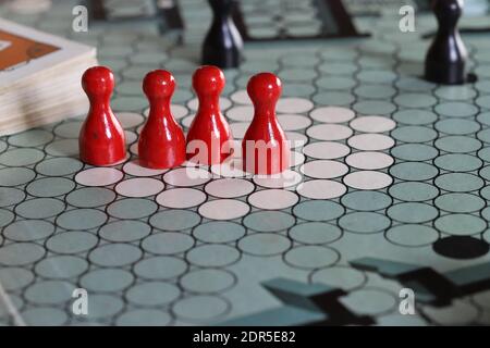 UK - Escape from Colditz Brettspiel aus den 1970er Jahren. Rote und schwarze Spielsteine. Stockfoto