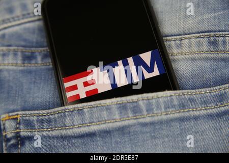 Viersen, Deutschland - 9. Mai. 2020: Nahaufnahme des Smartphone-Bildschirms in blauer Jeanstasche mit Logo-Schriftzug des italienischen Mobilfunkanbieters Tim Telecom IT Stockfoto