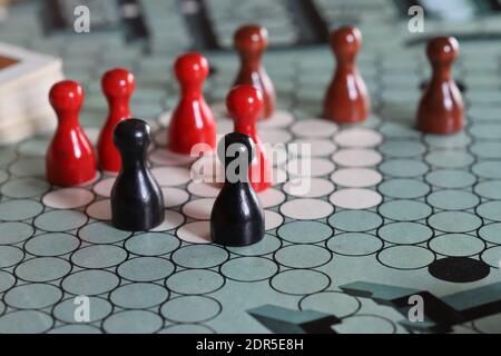 UK - Escape from Colditz Brettspiel aus den 1970er Jahren. Rote und schwarze Spielsteine. Stockfoto