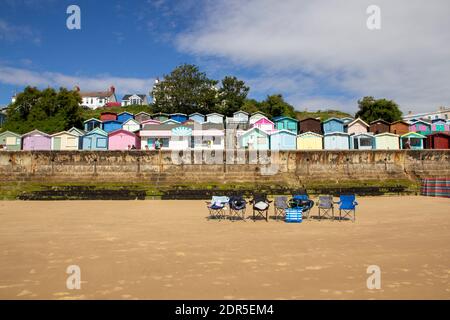 WALTON ON THE NAZE, ESSEX, GROSSBRITANNIEN, 17. JULI 2020. Leere Stühle und Holzhütten am Strand. Walton on the Naze, Essex, Großbritannien, Juli 17, Stockfoto