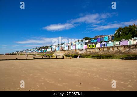 WALTON ON THE NAZE, ESSEX, GROSSBRITANNIEN, 17. JULI 2020. Hölzerne Strandhütten an der Küste. Walton on the Naze, Essex, Großbritannien, 17. Juli 2020 Stockfoto