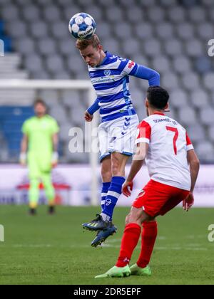 DOETINCHEM, NIEDERLANDE - DEZEMBER 19: Rick Dekker von De Graafschap gegen Hicham Achefay vom FC Utrecht U23 während des niederländischen Keukenkampioendivisie-Spiels b Stockfoto