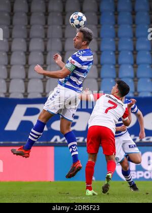 DOETINCHEM, NIEDERLANDE - DEZEMBER 19: Ralf Seuntjens (c) von De Graafschap / Hicham Acheffay vom FC Utrecht U23 während der niederländischen Keukenkampioendivisie Stockfoto