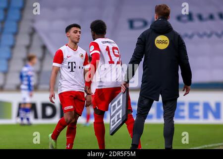 DOETINCHEM, NIEDERLANDE - DEZEMBER 19: Hicham Achefay vom FC Utrecht U23 gegen Albert Nicolas Lottin vom FC Utrecht U23 gegen Vierde offizieller Thijs Dogterom Stockfoto