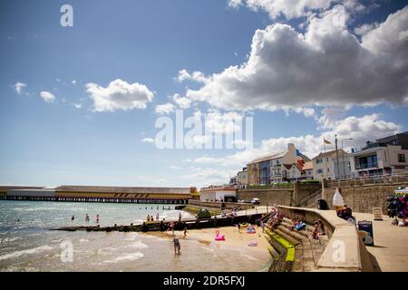 WALTON ON THE NAZE, ESSEX, GROSSBRITANNIEN, 17. JULI 2020. Strand vor Waltons traditionellem viktorianischen Pleasure Pier. Walton on the Naze, Essex, Großbritannien Stockfoto