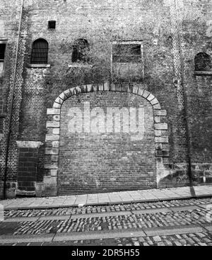 Schwarz-Weiß-Bild des gemauerten Eingangs zu einem alten Zolllager in der Hanover Street, Newcastle upon Tyne, England, Großbritannien