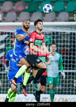 NIJMEGEM, NIEDERLANDE - DEZEMBER 19: Joshua Sanches von OSS, Souffian El Karouani von NEC während des niederländischen Keukenkampioendivisie-Spiels zwischen NEC Stockfoto