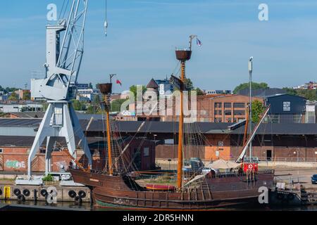 Cog 'Lisa von Lübeck' am Kai nahe der Industriezone entlang Hansahafen, Hansestadt Lübeck, Schleswig-Holstein, Norddeutschland, Europa Stockfoto