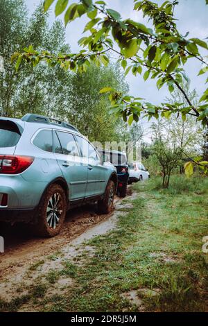 Drei suv-Autos auf Schlamm Off-Road-Trail im Wald. Copy Space Stockfoto