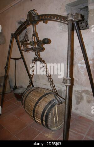 Weinfass von antiken Wiegemaschine aufgehängt. Stockfoto