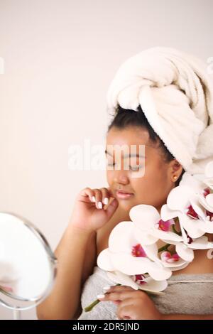Afro-Frau kümmert sich um ihre Haut zu Hause Stockfoto