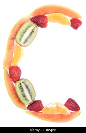 Buchstabe C gebildet aus Früchten mit hohem Vitamin-C-Gehalt - Orange, Kiwi, Erdbeere und Papaya auf weißem Hintergrund Stockfoto