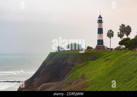 La Marina Lighthouse, ein aktiver Leuchtturm auf hohen Klippen über dem Pazifischen Ozean, in Miraflores, Lima, Peru, ist einer der berühmtesten und besuchtesten Stockfoto