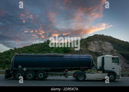 Wärmeisolierter Tankwagen für den Transport von Heizöl. Stockfoto