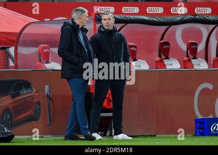 UTRECHT, NIEDERLANDE - DEZEMBER 19: Teamchef Rene van der Linden vom FC Utrecht, Trainer Sjors Ultee von Fortuna Sittard während der niederländischen Eredivisie ma Stockfoto