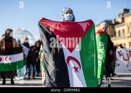 San Sebastian, Spanien. Dezember 2020. Eine Frau, die eine Maske trägt, zeigt während der Demonstration in San Sebastian die saharauische Flagge. Hunderte von Menschen demonstrieren in den Straßen des Baskenlandes gegen die expansionistische Politik Marokkos und fordern Freiheit und Unabhängigkeit für die Westsahara. Kredit: SOPA Images Limited/Alamy Live Nachrichten Stockfoto