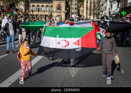 San Sebastian, Spanien. Dezember 2020. Ein Vater und seine Kinder zeigen während der Demonstration in San Sebastian die saharauische Flagge. Hunderte von Menschen demonstrieren in den Straßen des Baskenlandes gegen die expansionistische Politik Marokkos und fordern Freiheit und Unabhängigkeit für die Westsahara. Kredit: SOPA Images Limited/Alamy Live Nachrichten Stockfoto