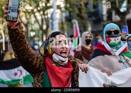 San Sebastian, Spanien. Dezember 2020. Eine saharauische Frau ruft während der Demonstration in San Sebastian Parolen. Hunderte von Menschen demonstrieren in den Straßen des Baskenlandes gegen die expansionistische Politik Marokkos und fordern Freiheit und Unabhängigkeit für die Westsahara. Kredit: SOPA Images Limited/Alamy Live Nachrichten Stockfoto