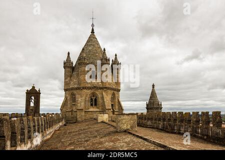 Eine Nahaufnahme eines Daches der Kathedrale von Evora in Portugal Stockfoto