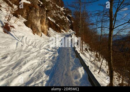 Lawine blockierte eine Bergstraße in der Wintersaison Stockfoto