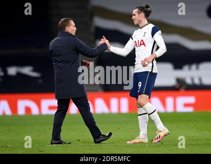 Leicester City Manager Brendan Rodgers (links) schüttelt sich am Ende des Premier League-Spiels im Tottenham Hotspur Stadium, London, die Hände mit Gareth Bale von Tottenham Hotspur. Stockfoto