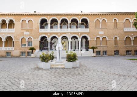 Statue des Erzbischofs Makarios III. Das Hotel liegt vor dem Erzbischöflichen Palast der Heiligen Erzdiözese Zypern. Stockfoto