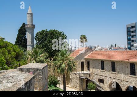 Minarett der Buyuk oder Kebir Moschee und mittelalterliche Burg in Das Larnaka Fort in Zypern Stockfoto