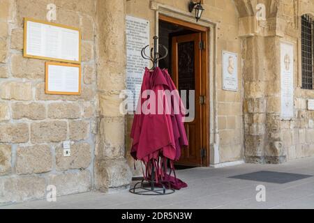 Rote Roben für Frauen am Haupttor der Orthodoxen Kirche des Heiligen Lazarus in Larnaka (Larnaka) Zypern Stockfoto