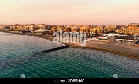 Sonnenuntergang Rom Luftaufnahme in Ostia Lido Strand über blauem Satin Meer und braunem Sandstrand, schöne Küste und Promenade ein Wahrzeichen der Touristen und Cit Stockfoto