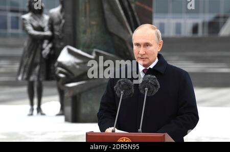 Moskau, Russland. Dezember 2020. Der russische Präsident Wladimir Putin, gratuliert aktuellen und ehemaligen Offiziere der russischen Sonderdienste auf Security Agency Worker Day vor dem Sitz des Auswärtigen Geheimdienstes am 20. Dezember 2020 in Moskau, Russland. Putin feierte den 100. Jahrestag der Gründung des SVR-Auslandsgeheimdienstes. Quelle: Aleksey Nikolskyi/Kremlin Pool/Alamy Live News Stockfoto