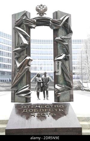 Moskau, Russland. Dezember 2020. Das schneebedeckte Denkmal für die Offiziere des russischen Geheimdienstes vor dem Hauptquartier des Auswärtigen Dienstes am 20. Dezember 2020 in Moskau, Russland. Der russische Präsident Wladimir Putin feierte den 100. Jahrestag der Gründung des SVR-Auslandsgeheimdienstes. Quelle: Aleksey Nikolskyi/Kremlin Pool/Alamy Live News Stockfoto