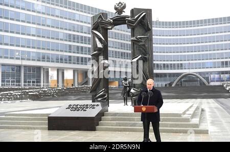 Moskau, Russland. Dezember 2020. Der russische Präsident Wladimir Putin, gratuliert aktuellen und ehemaligen Offiziere der russischen Sonderdienste auf Security Agency Worker Day vor dem Sitz des Auswärtigen Geheimdienstes am 20. Dezember 2020 in Moskau, Russland. Putin feierte den 100. Jahrestag der Gründung des SVR-Auslandsgeheimdienstes. Quelle: Aleksey Nikolskyi/Kremlin Pool/Alamy Live News Stockfoto