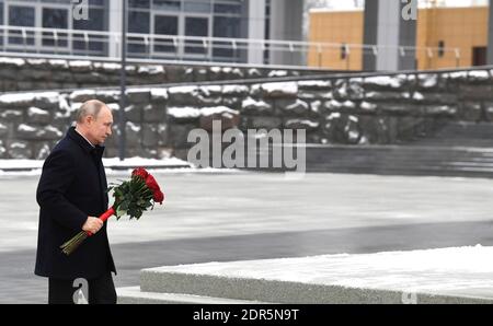 Moskau, Russland. Dezember 2020. Der russische Präsident Wladimir Putin, stellt Blumen auf ein Denkmal für russische Geheimdienstoffiziere vor dem Außendienst-Hauptquartier am 20. Dezember 2020 in Moskau, Russland. Putin feierte den 100. Jahrestag der Gründung des SVR-Auslandsgeheimdienstes. Quelle: Aleksey Nikolskyi/Kremlin Pool/Alamy Live News Stockfoto