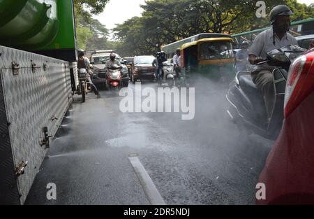 Bangalore, Indien. Dezember 2020. Desinfektionsmittel werden in Bangalore, Indien, am 20. Dezember 2020 gesprüht. Quelle: Str/Xinhua/Alamy Live News Stockfoto