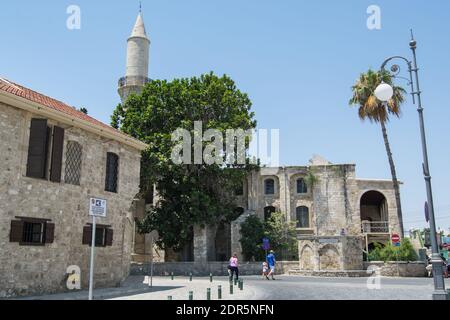 Minarett der Buyuk oder Kebir Moschee und mittelalterliche Burg in Das Larnaka Fort in Zypern Stockfoto